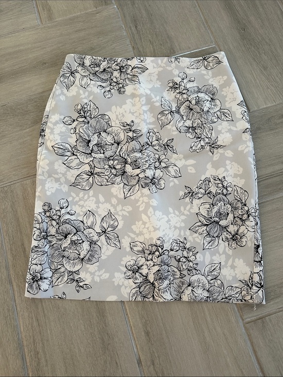 Ann Taylor Factory Dresses & Skirts - 🚨2 for $10🚨Ann Taylor Factory Light Gray Pencil Skirt with Black Floral Print